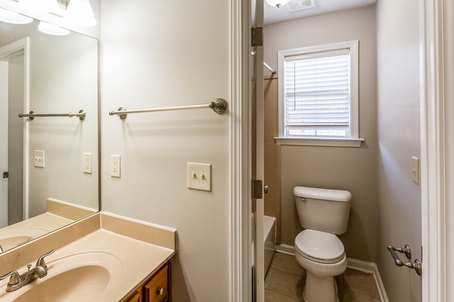 Building Photo - 13073 Braybourne Pkwy