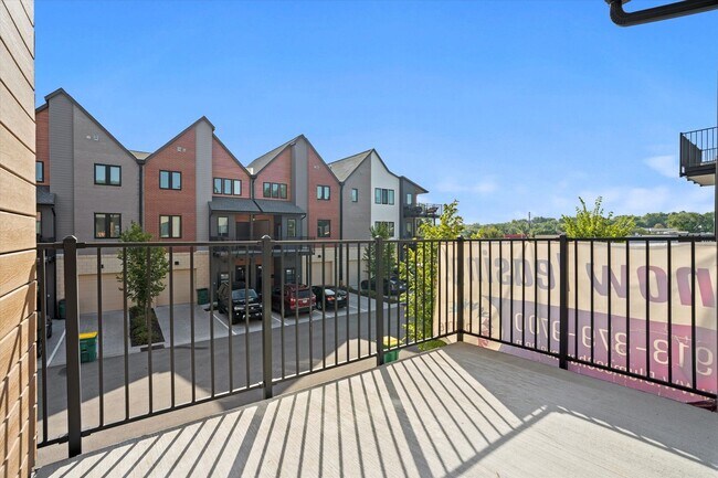 Building Photo - Beautiful 2-Bed/2.5 Bath Townhome in Downt...