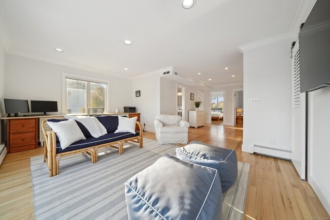 Building Photo - 656 Fairfield Beach Rd