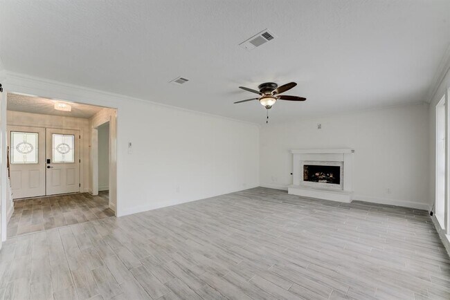 Building Photo - 560 Landfall Ln