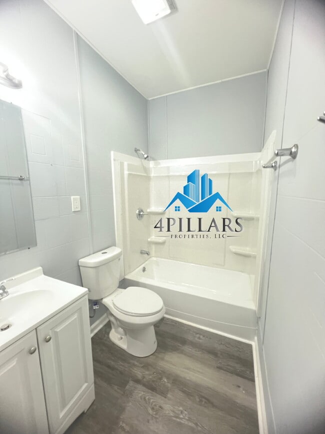 Building Photo - 3904 Deodar St