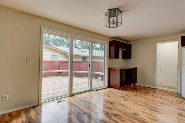 Building Photo - Newly Renovated 3 Bedroom in Oak Harbor