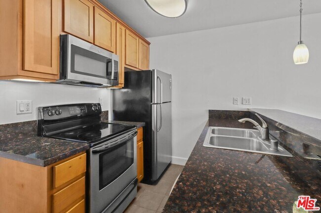 Building Photo - 10982 Roebling Ave