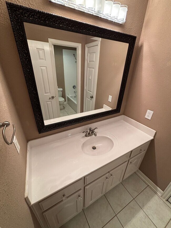 Building Photo - Great Flower Mound Location!