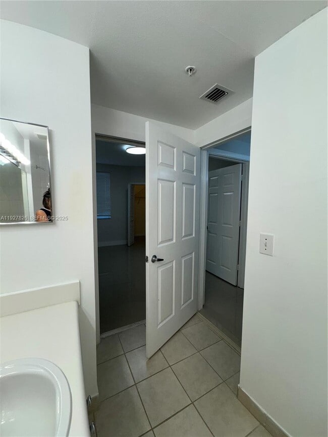 Building Photo - 8000 N Nob Hill Rd