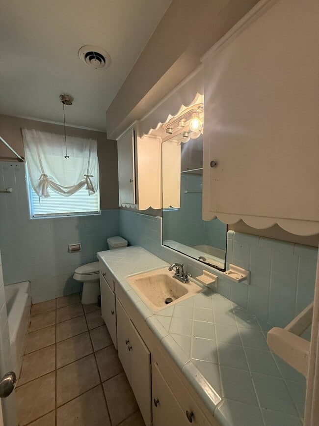 Building Photo - 5606 Dahlia Ln