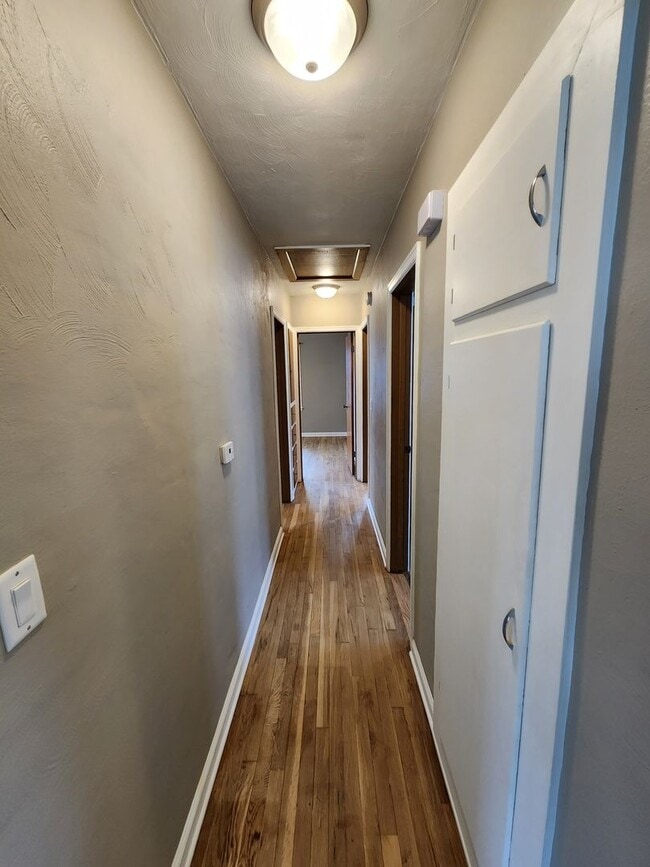 Building Photo - Great 3 Bedroom House