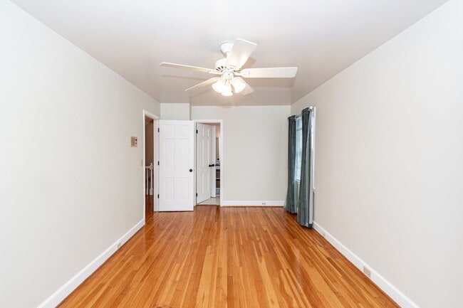 Building Photo - 6 Bedroom, 2.5 Bath House in Drayton on th...