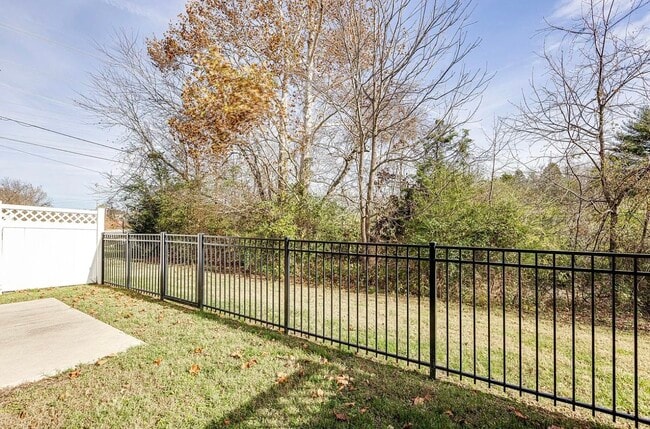 Building Photo - 1003 Irish Way