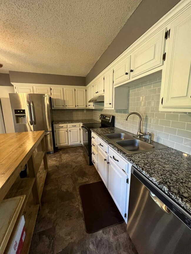 Building Photo - COMING SOON: MOVE IN SPECIAL: HALF OFF FIR...