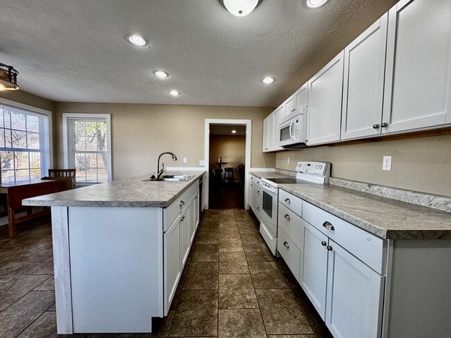 Building Photo - 302 Bluebird Ct