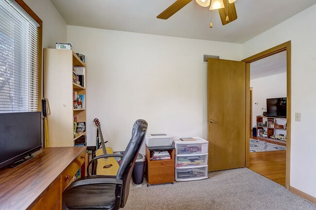 Building Photo - Charming Bi-Level Home in Sunset Village -...