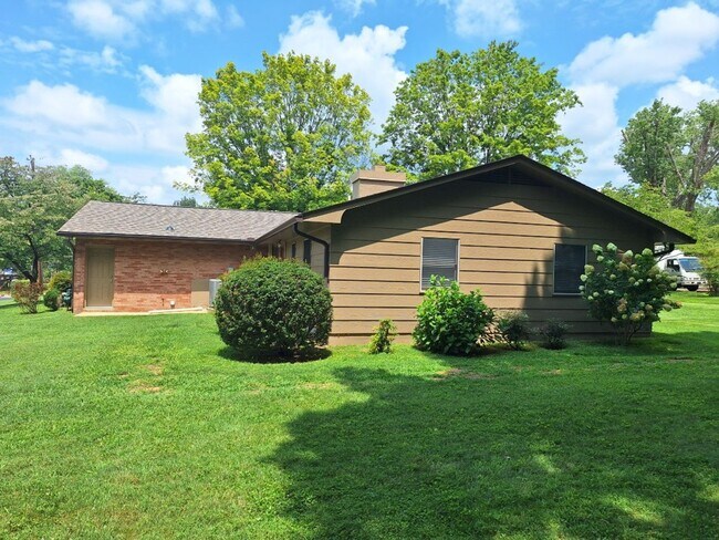 Building Photo - 6826 Dorchester Dr NW