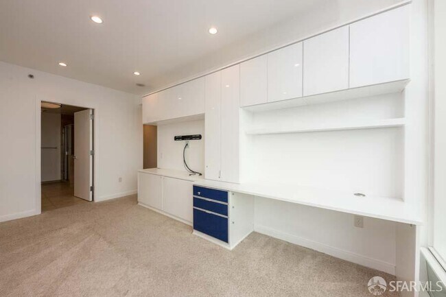 Building Photo - 425 1st St