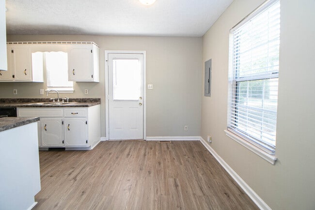 Building Photo - 670 Artic Ave