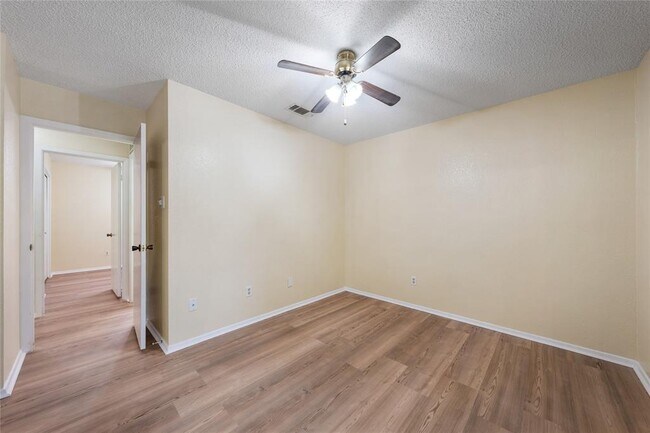 Building Photo - 1015 E Yager Ln