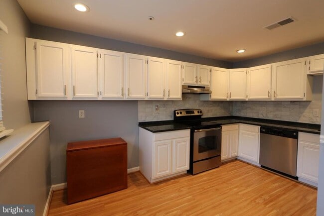 Building Photo - 157 Azalea Ct