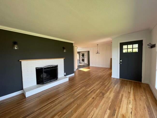 Building Photo - Updated 3 bedroom, 2 bath home