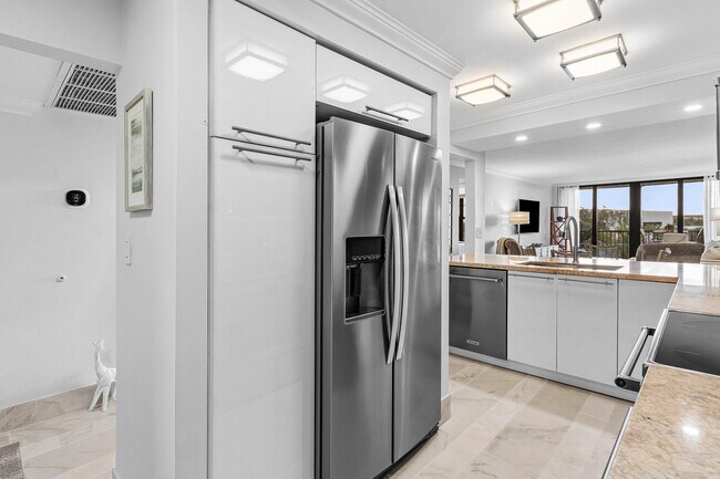 Building Photo - 14 Royal Palm Way