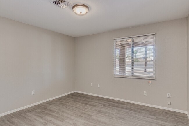 Building Photo - Spacious 4 Bed / 2 Bath Home in Phoenix – Move-In Ready!