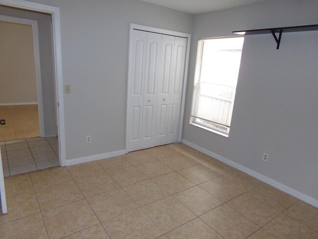 Building Photo - 111 Lochness Ln