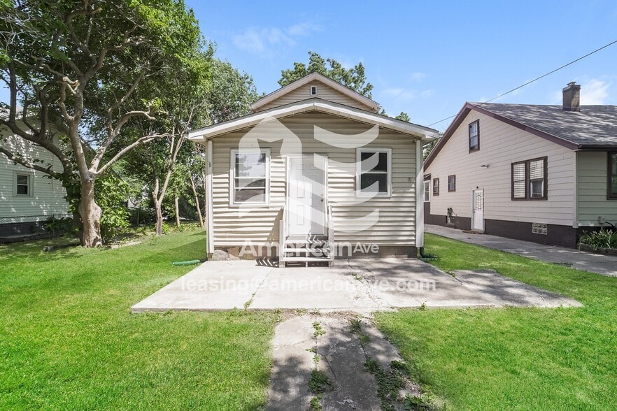 Building Photo - 210 E Maywood Ave