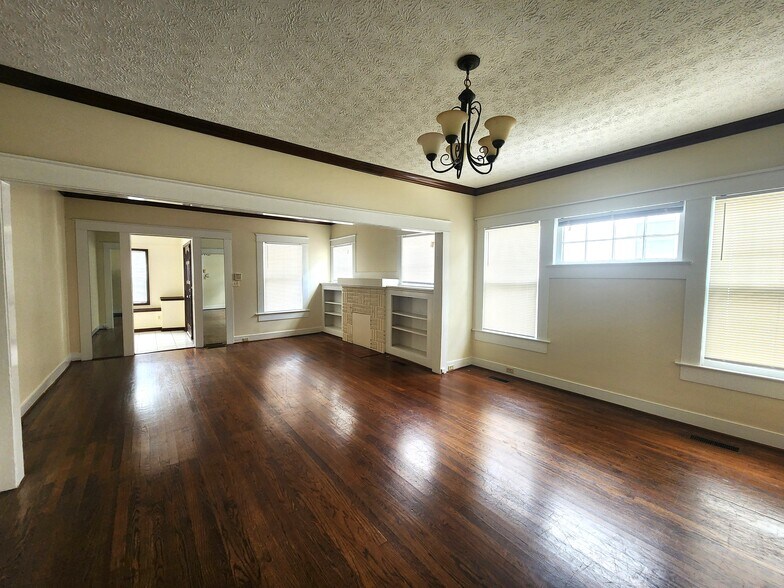 Building Photo - 513 10th Ct S