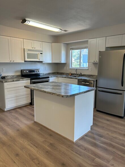 Building Photo - 3737 Roosevelt Ave