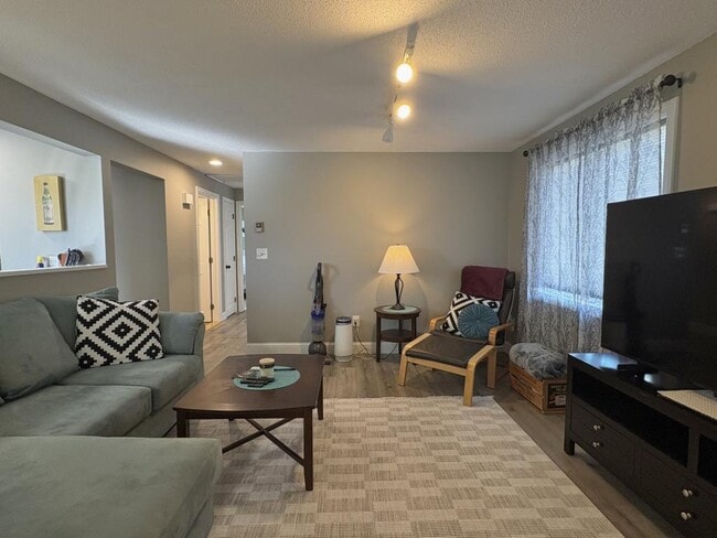 Building Photo - 25 Lawrence St