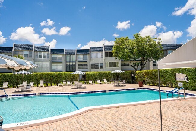 Building Photo - 7877 Golf Cir Dr