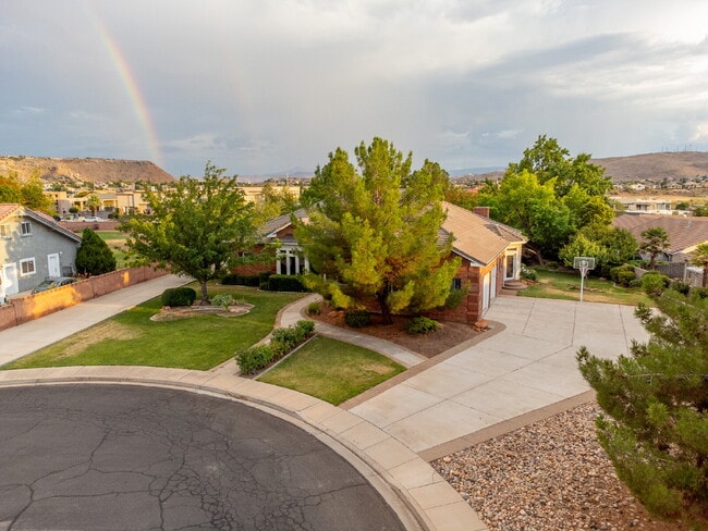 Building Photo - "Spacious 4-Bedroom, 4.5 Bathroom 4792 sq. ft. Retreat with Scenic Views and Cozy Fireplace in St...