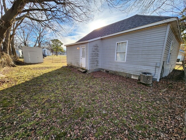 Building Photo - Spacious 1-Bedroom, 1-Bathroom HOUSE AVAILABLE NOW!!