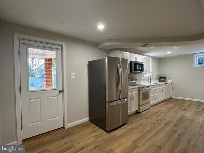 Building Photo - 6731 Crest Pl