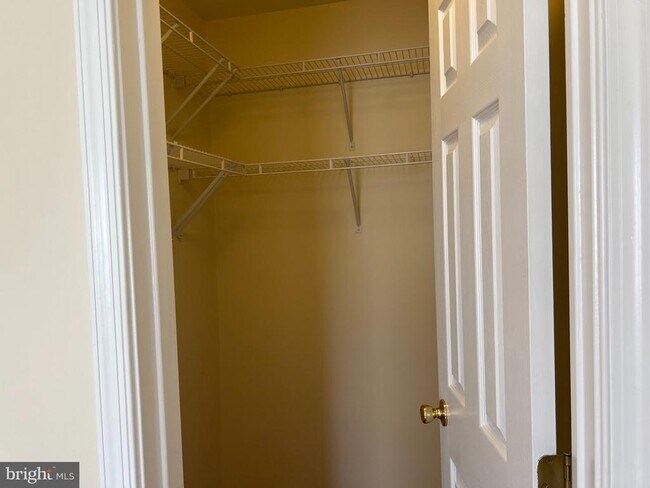 Building Photo - 8818 Royal Doulton Ln