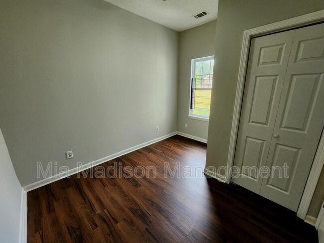 Building Photo - 628 W Anderson Ln