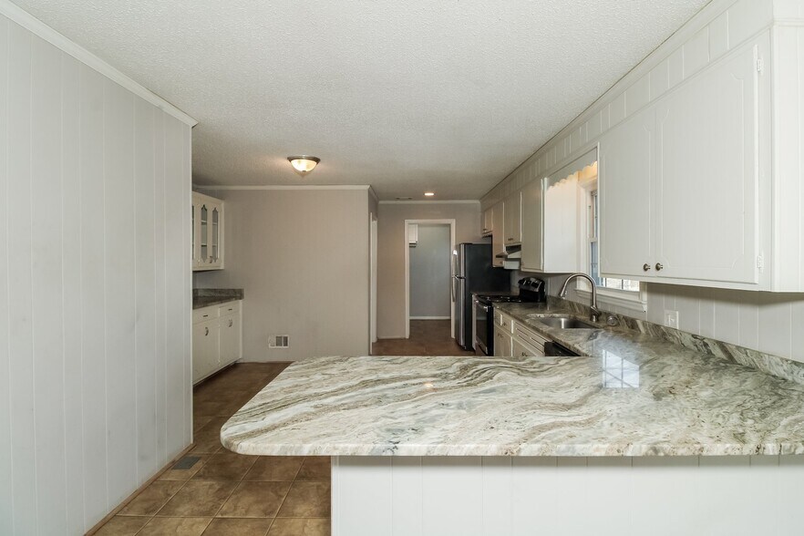 Building Photo - 1807 Holly Hill Dr