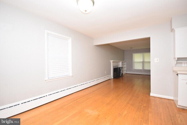 Building Photo - 204 W Locust St