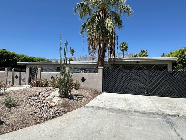 Building Photo - 725 S Mountain View Dr