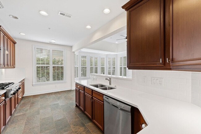 Building Photo - Spacious 3-Bedroom Condo in Prime Raleigh Location!