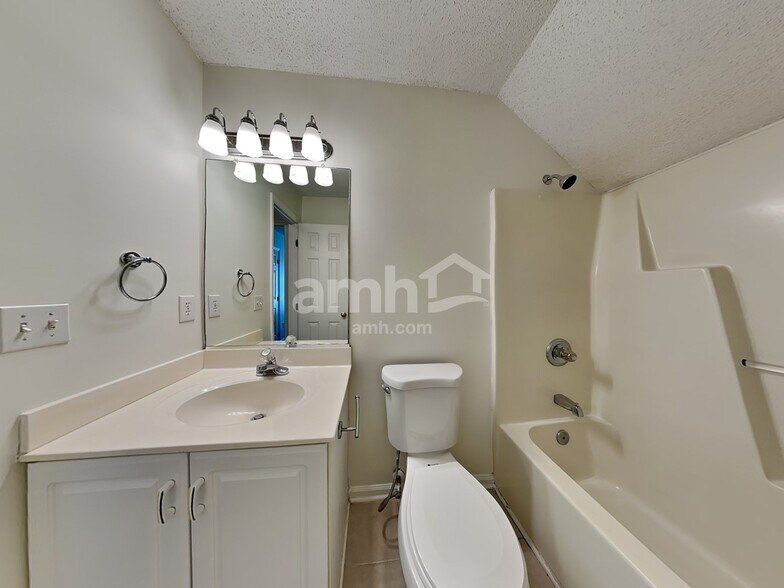 Building Photo - 3300 Kemper Ct