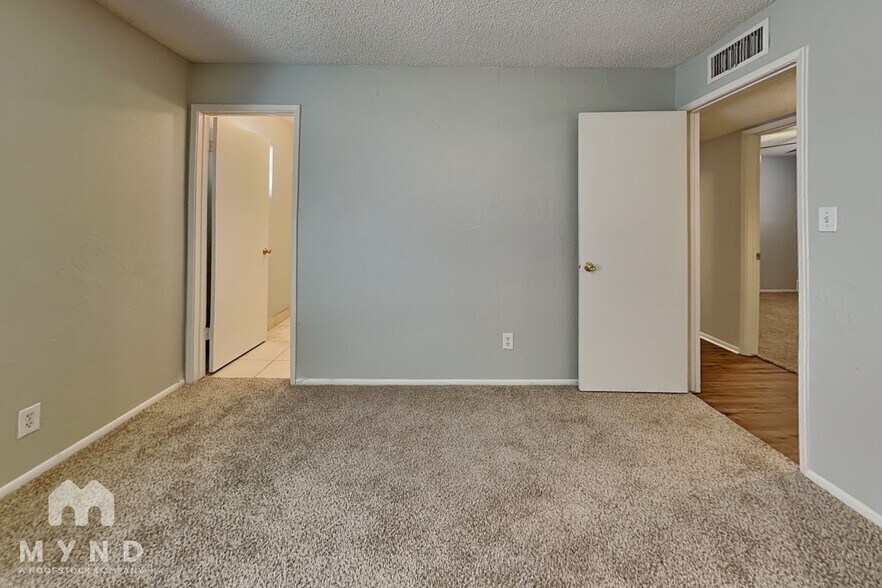 Building Photo - 10716 N Arapaho Dr