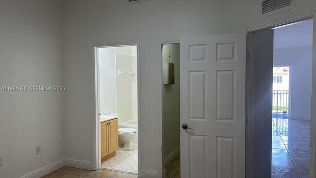 Building Photo - 1250 SE 28th Ct