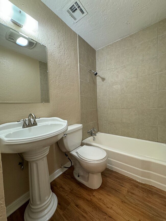 Building Photo - 3432 NW Lincoln Ave