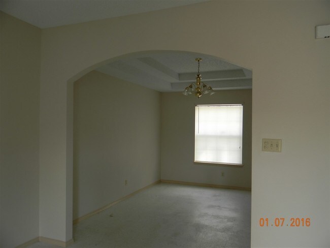 Building Photo - 409 N Mendiola Ave