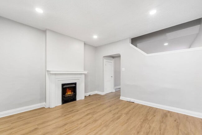 Building Photo - 424 E Mithoff St