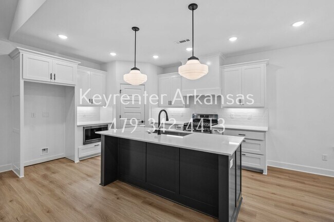 Building Photo - 4 Bed, 2 Bath Home