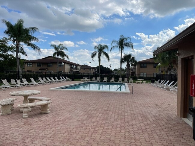 Building Photo - 2 Bedroom Condo in Winding Lake - Sunrise ...