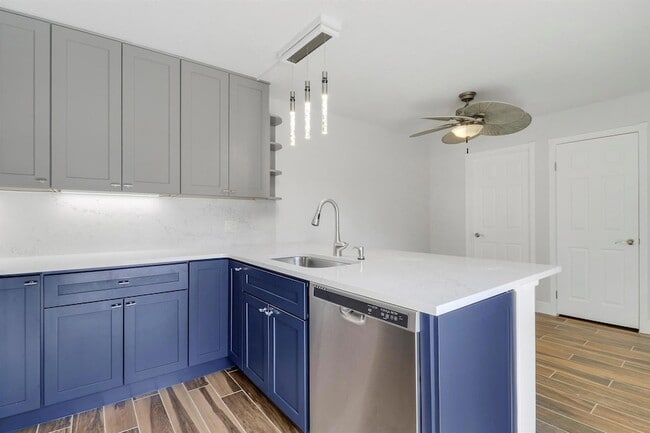 Building Photo - 2324 23rd Ct