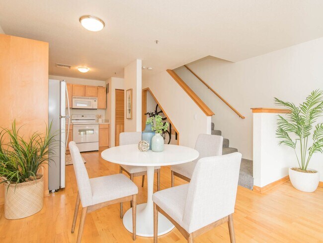 Building Photo - Spacious 1bd on River Front + A/C + W/D In Unit