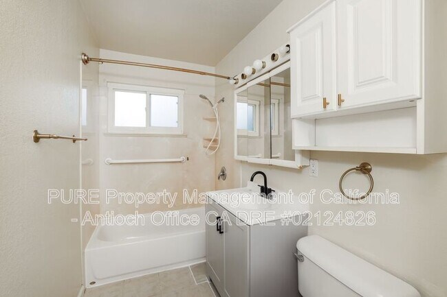 Building Photo - 2117 Biglow Dr